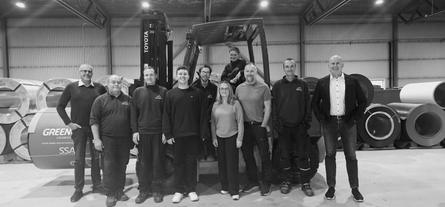 Alle ansatte foran en gaffeltruck