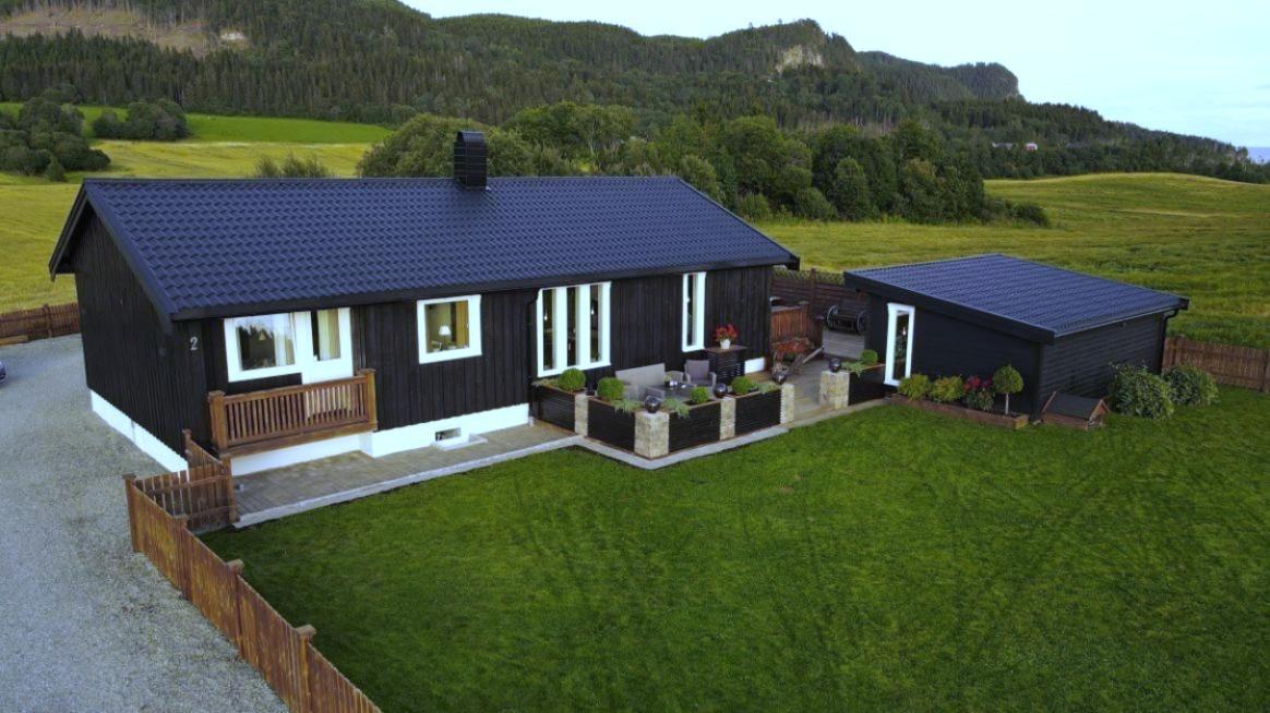 Hus ved &aring;ker med verformtak